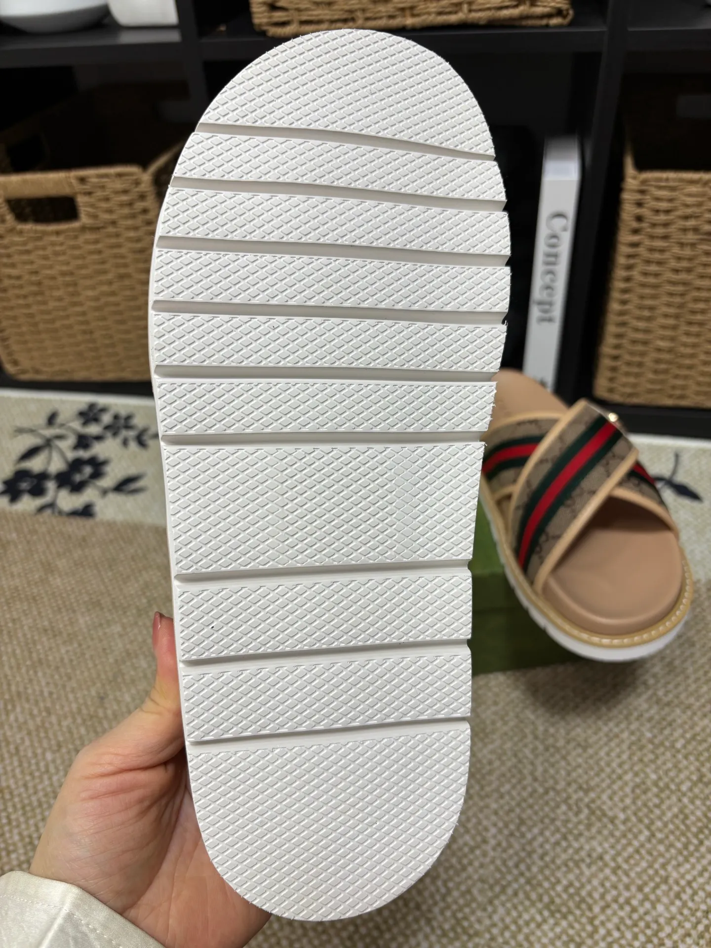 Factory 💰 300 yuan Gucci slippers] high-end men's shoes brand official website 1:1 latest masterpiece: original mold customization, the fabric is made of imported original materials, upgraded outsole, lighter and non-slip. The market's top quality, simple yet tasteful, a must-have for fashionistas, fashionable at your feet, full of confidence, the same style at the counter 👍The season of summer slippers is here. Code: 38-45 (45 customized)